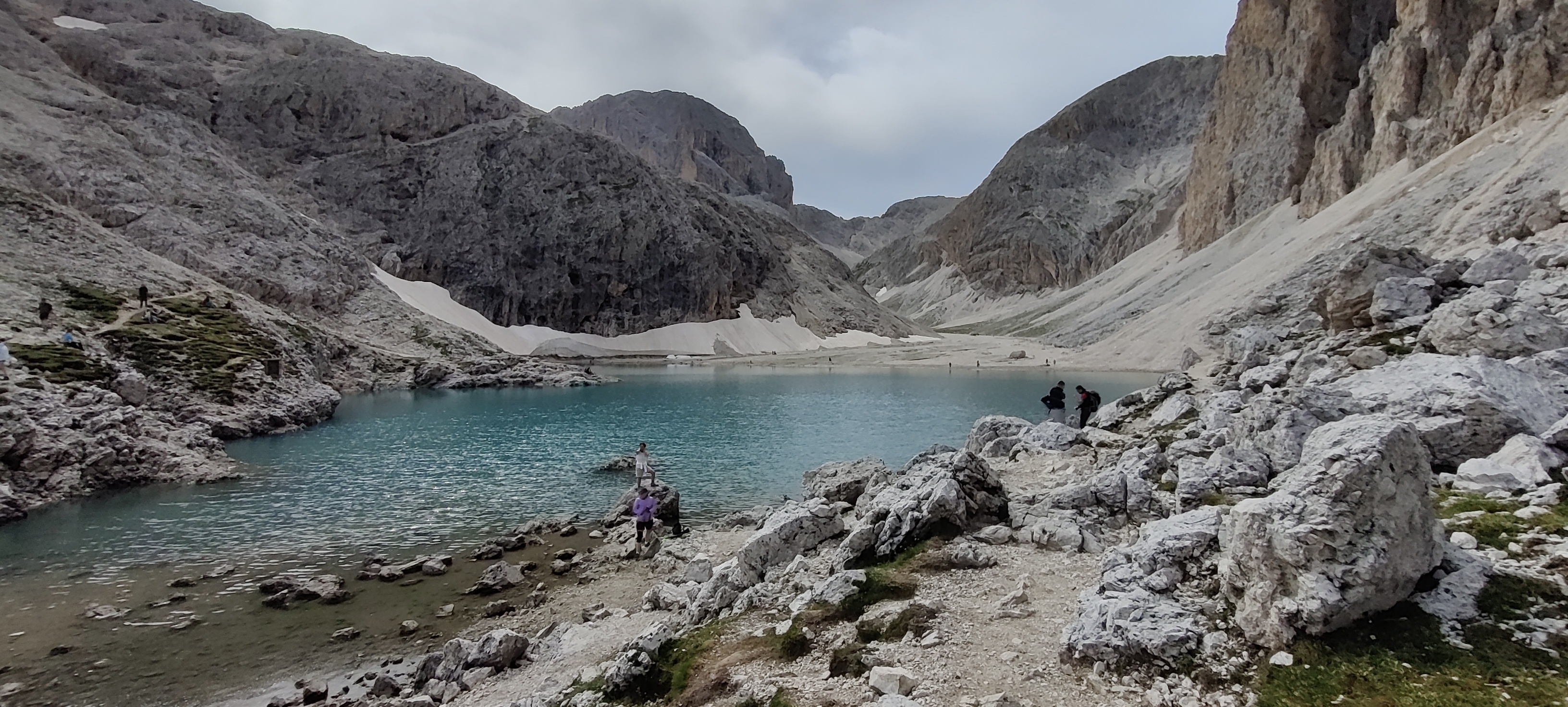 Lago di Antermoia, acqua turchese tra le rocce rosse del Catinaccio